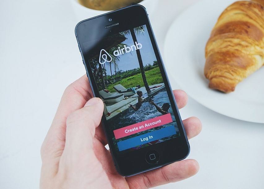 How Successful MVPs Transformed Their Market: Real-World Examples 2 Airbnb's Minimum Viable Product Illustration