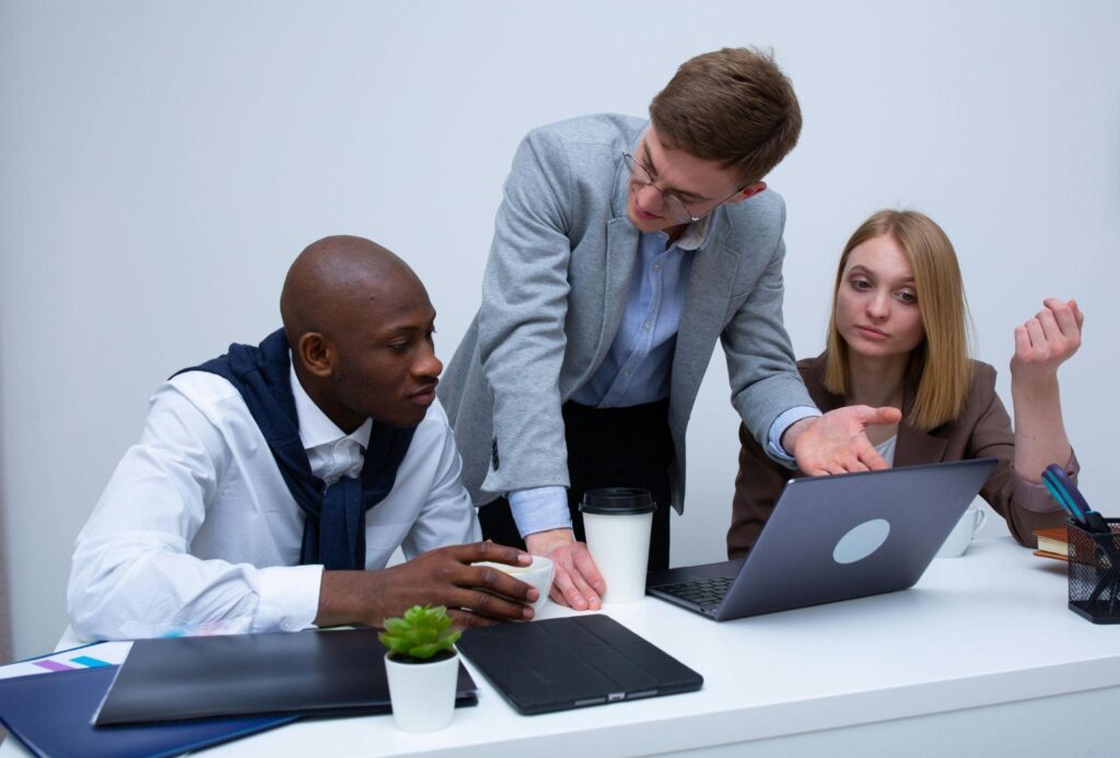 Key Factors to Consider When Hiring Front-End Developers 3 Teamwork and collaboration
